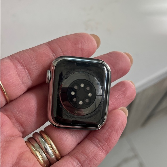 Apple Watch Series 6 in Silver - Picture 2 of 11